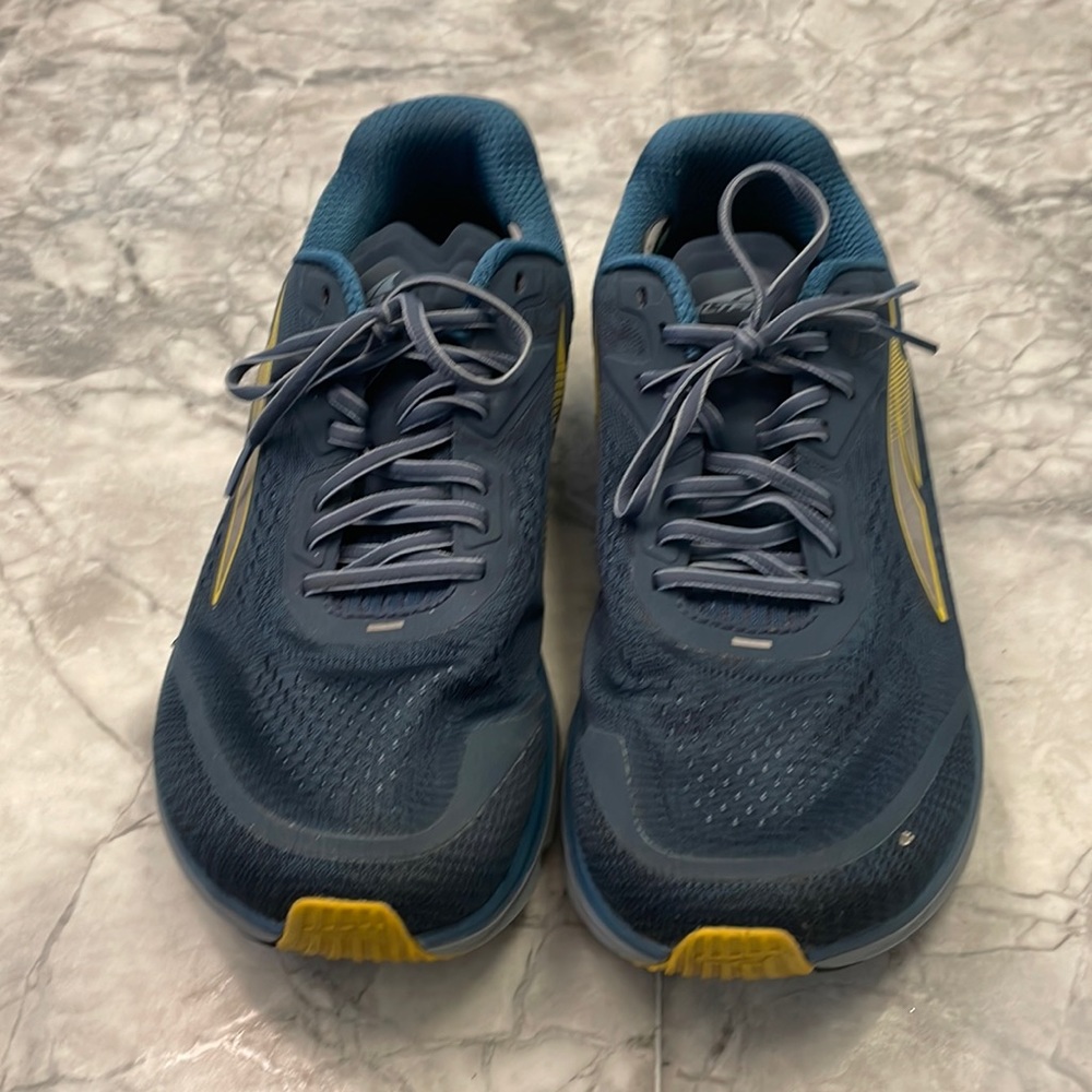 Altra Torin 5. Men’s size 9.5. Barely used!